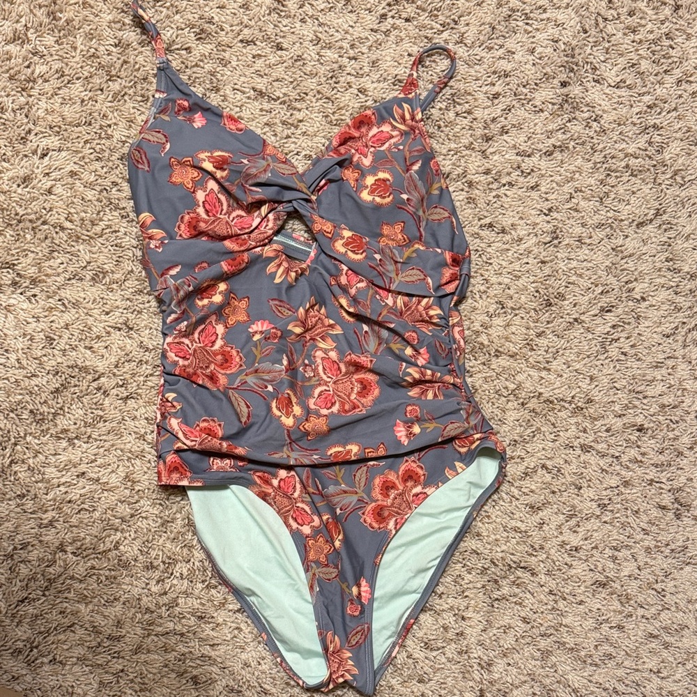 NWT Cupshe Swim One Piece in Gray and Red Floral